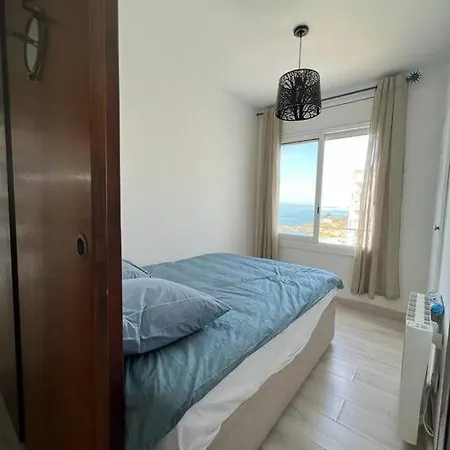 Les Pieds Dans L'eau, La Tete Dans Les Nuages, Apartment Roses